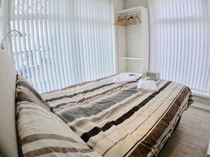 2 bedrooms, iron/ironing board, free WiFi, bed sheets - Cozy apartment for 4 in fashionable North Shore (Blackpool)