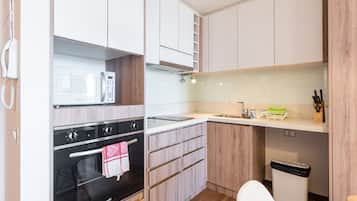 Apartemen Standar | Dapur pribadi | Lemari es besar, microwave, oven, dan kompor