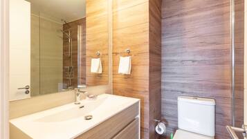 Standard Apartment | Bathroom | Shower, rainfall showerhead, hair dryer, towels