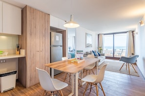 Standard-Apartment | Essbereich im Zimmer