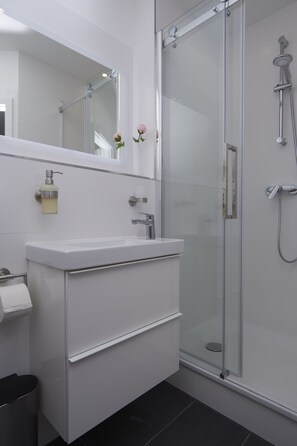 Dusche, Haartrockner, Handtücher, Seife