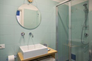 Superior Double Room | Bathroom | Shower, rainfall showerhead, free toiletries, hair dryer - Il Grande Blu (Terracina)