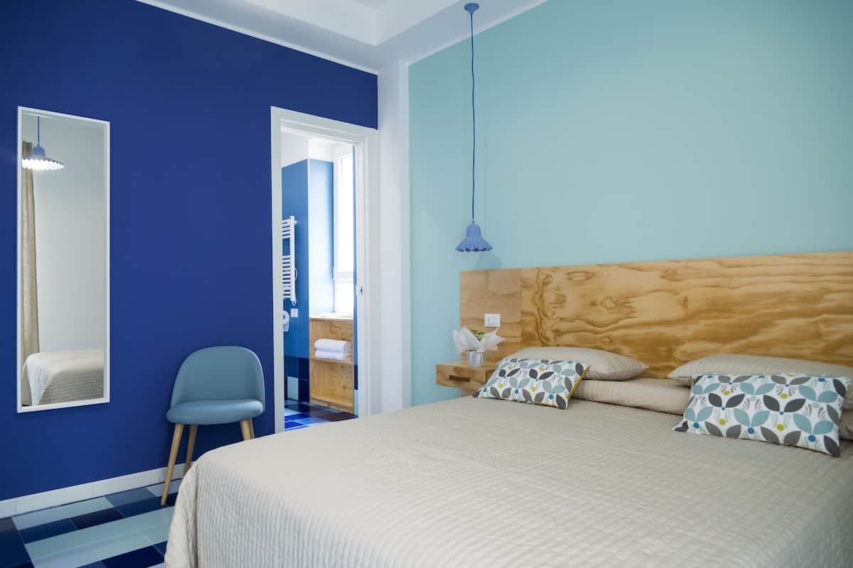 Deluxe tweepersoonskamer | Luxe beddengoed, bedden met traagschuimmatras, een minibar
