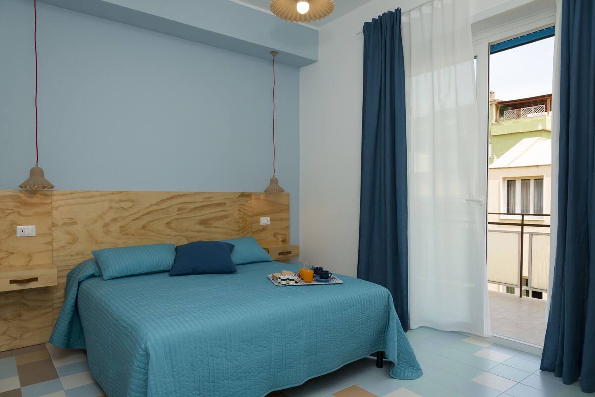Comfort tweepersoonskamer | Luxe beddengoed, bedden met traagschuimmatras, een minibar