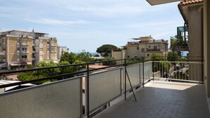 A balcony with a view of neighboring buildings and trees. - Il Grande Blu (Terracina)