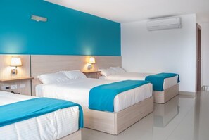 Design Triple Room | In-room safe, iron/ironing board, free WiFi, bed sheets