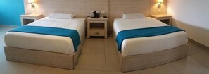 Habitación Confort con 2 camas individuales | Caja fuerte, tabla de planchar con plancha, wifi gratis y ropa de cama