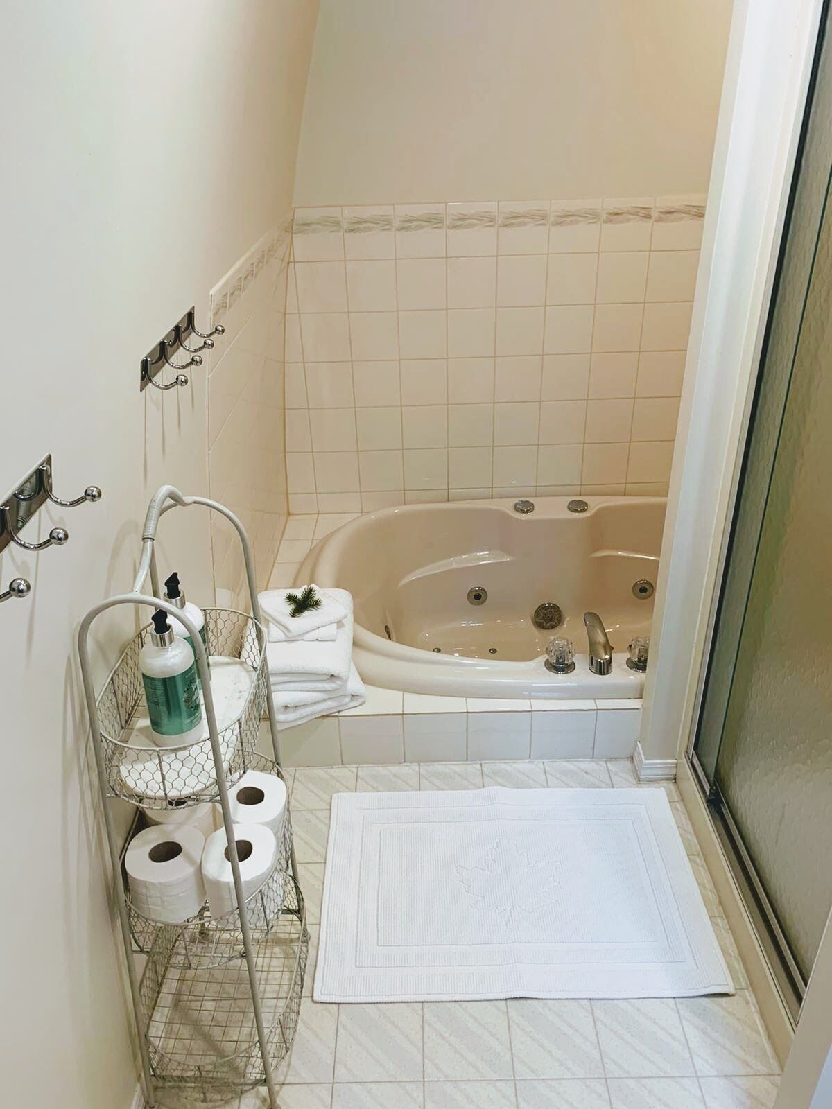 Een badkamer met een bad, toiletpapier en een douchegordijn.
