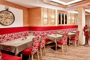 Desayuno continental diario (EUR 12 por persona)