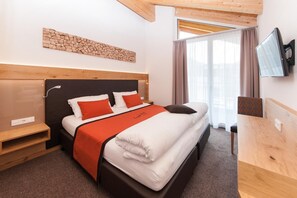 Minibar, caja de seguridad en la habitación y escritorio 