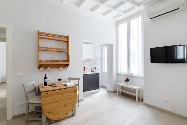 Apartment, 1 Schlafzimmer (A World Aparts - 61 Margutta) | Wohnbereich | Flachbildfernseher