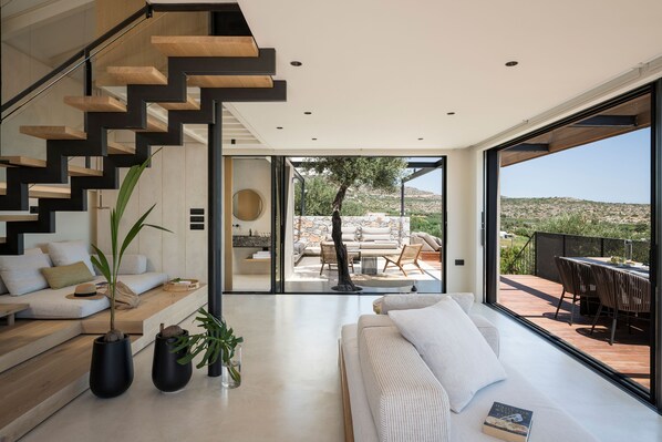 Villa, 3 Bedrooms, Sea View | Wohnzimmer | Bücher