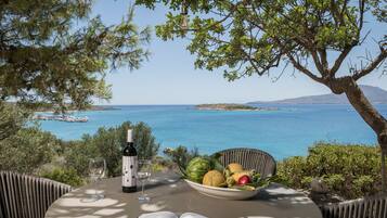 Beach nearby, white sand, beach umbrellas, snorkelling