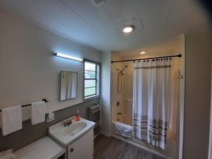 Combined shower/tub, towels, soap, shampoo - Antebellum home (Chauvin)