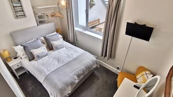 2 bedrooms, iron/ironing board, travel cot, free WiFi