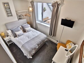 2 bedrooms, iron/ironing board, travel cot, free WiFi - Sandalwood Apartment - 2 bedrooms, close to the sea (Saltburn-by-the-Sea)