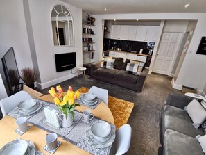 Dining - Sandalwood Apartment - 2 bedrooms, close to the sea (Saltburn-by-the-Sea)