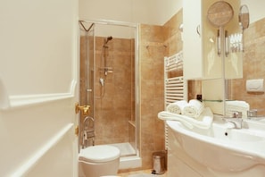 Douche, articles de toilette gratuits, sèche-cheveux, bidet
