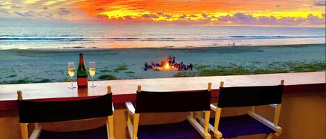 على الشاطئ، كراسي للتشمس، مناشف للشاطئ