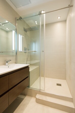 Shower, hair dryer, towels - Heart of Cannes Amazing design apt Croisette Top Location Olam Properties (Cannes)
