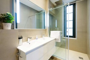 Douche, sèche-cheveux, serviettes fournies