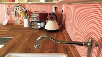 Wasserkocher mit Kaffee-/Teezubehör, Kühlschrank, Herdplatte