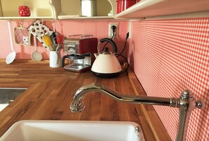 Kylskåp, spishäll, diskmaskin och kaffe- och tebryggare