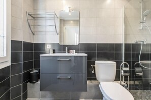 Douche, séchoir à cheveux, serviettes fournies