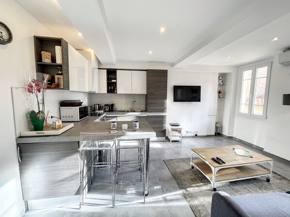 Refrigerador, microondas, horno y parrilla de estufa 