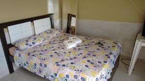 Frigobar, escrivaninha, ferros/tábuas de passar roupa, Wi-Fi de cortesia