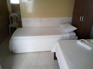 Minibar, escritorio, tabla de planchar con plancha y wifi gratis 