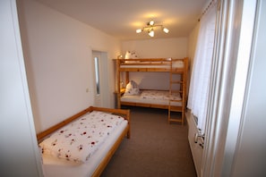 3 bedrooms, travel crib, free WiFi, bed sheets