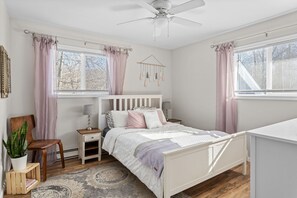 5 habitaciones, escritorio y tabla de planchar con plancha 