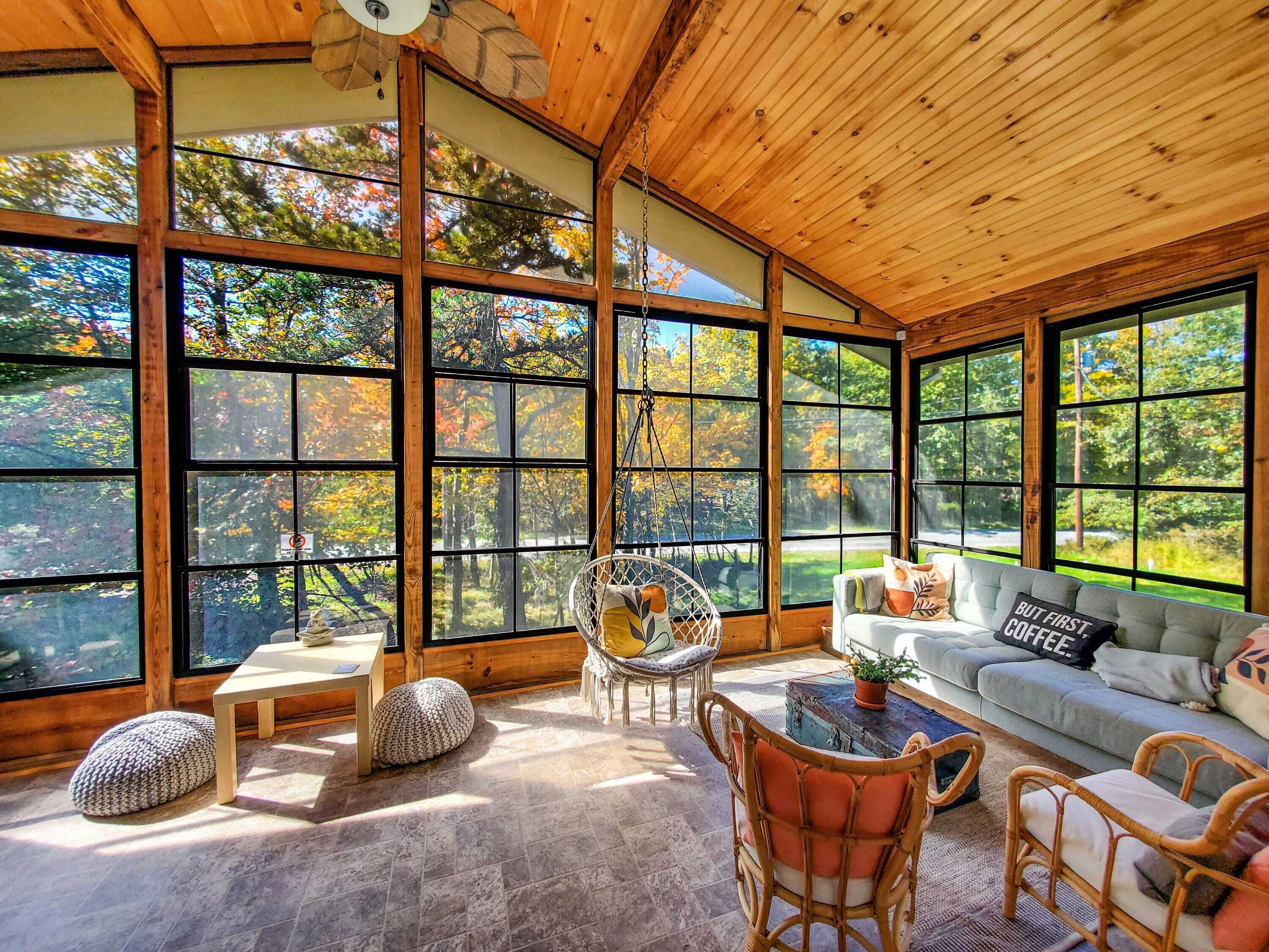 Télévision, cheminée, livres, chaîne hi-fi