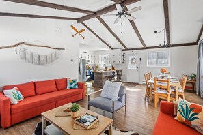 Televisio, takka, kirjoja, stereot