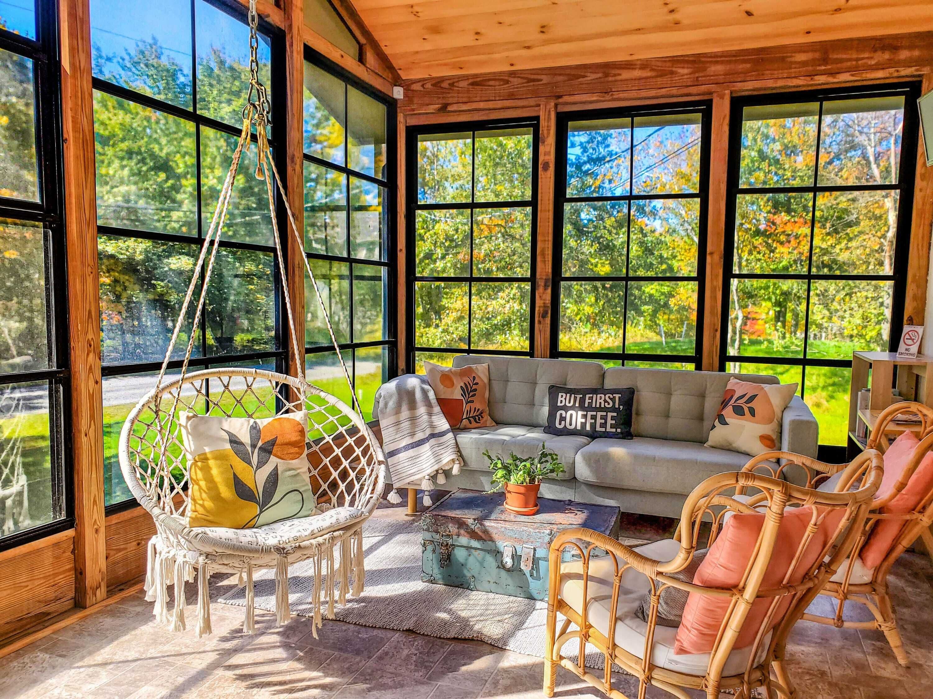 Televisión, chimenea, libros y estéreo 