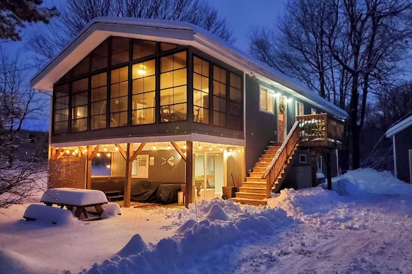 Book your cozy winter escape in nature — perfectly located near top attractions and shops!