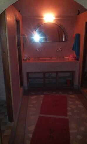 Deluxe Triple Room | Bathroom | Shower, rainfall showerhead, free toiletries, towels - La Kasbah Chez Jebrane (Skoura)
