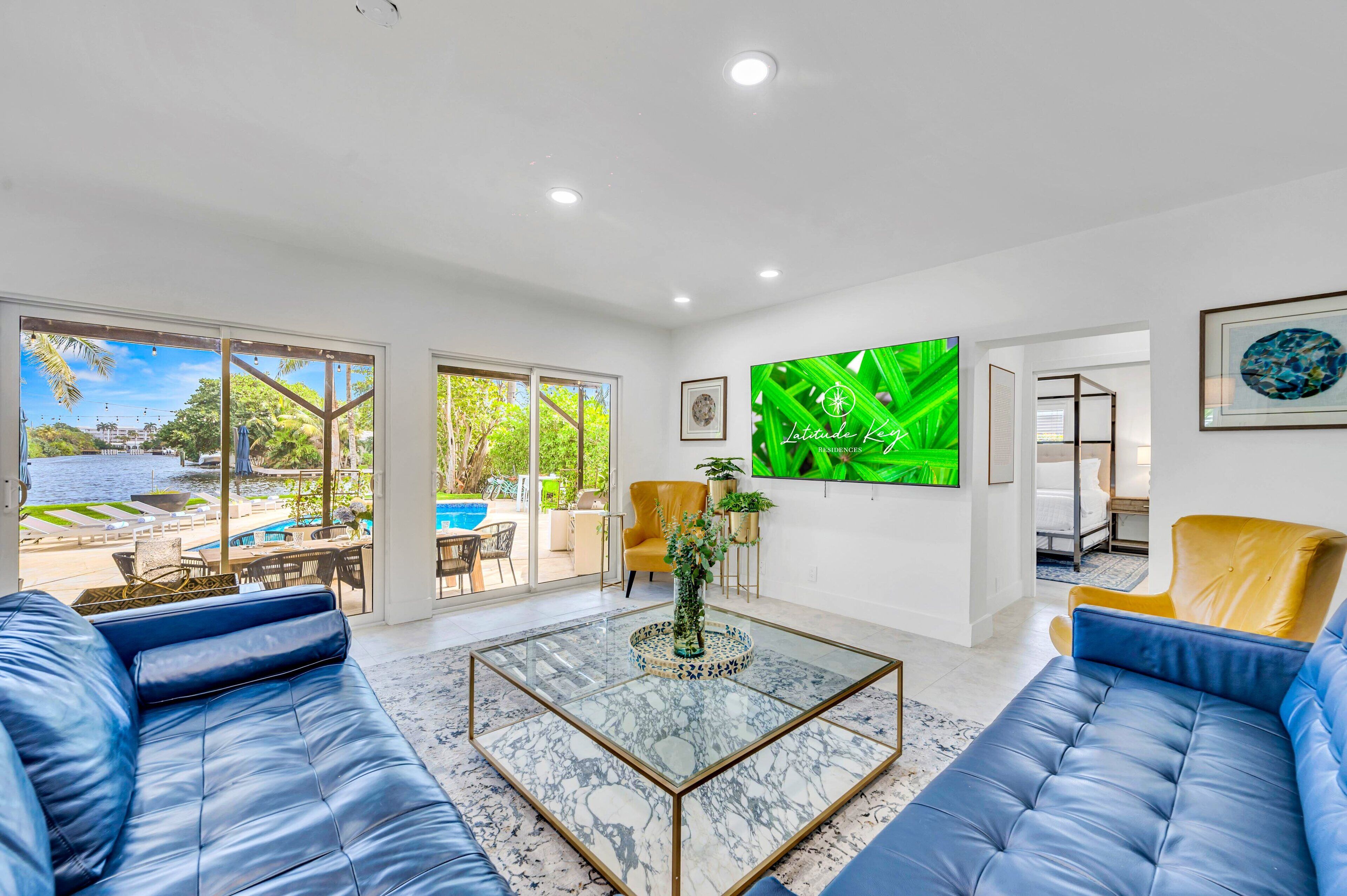 Smart TV, books, stereo, offices