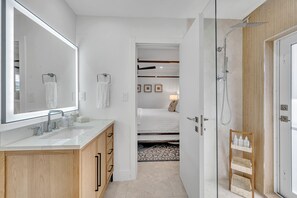 Combined shower/tub, hair dryer, towels