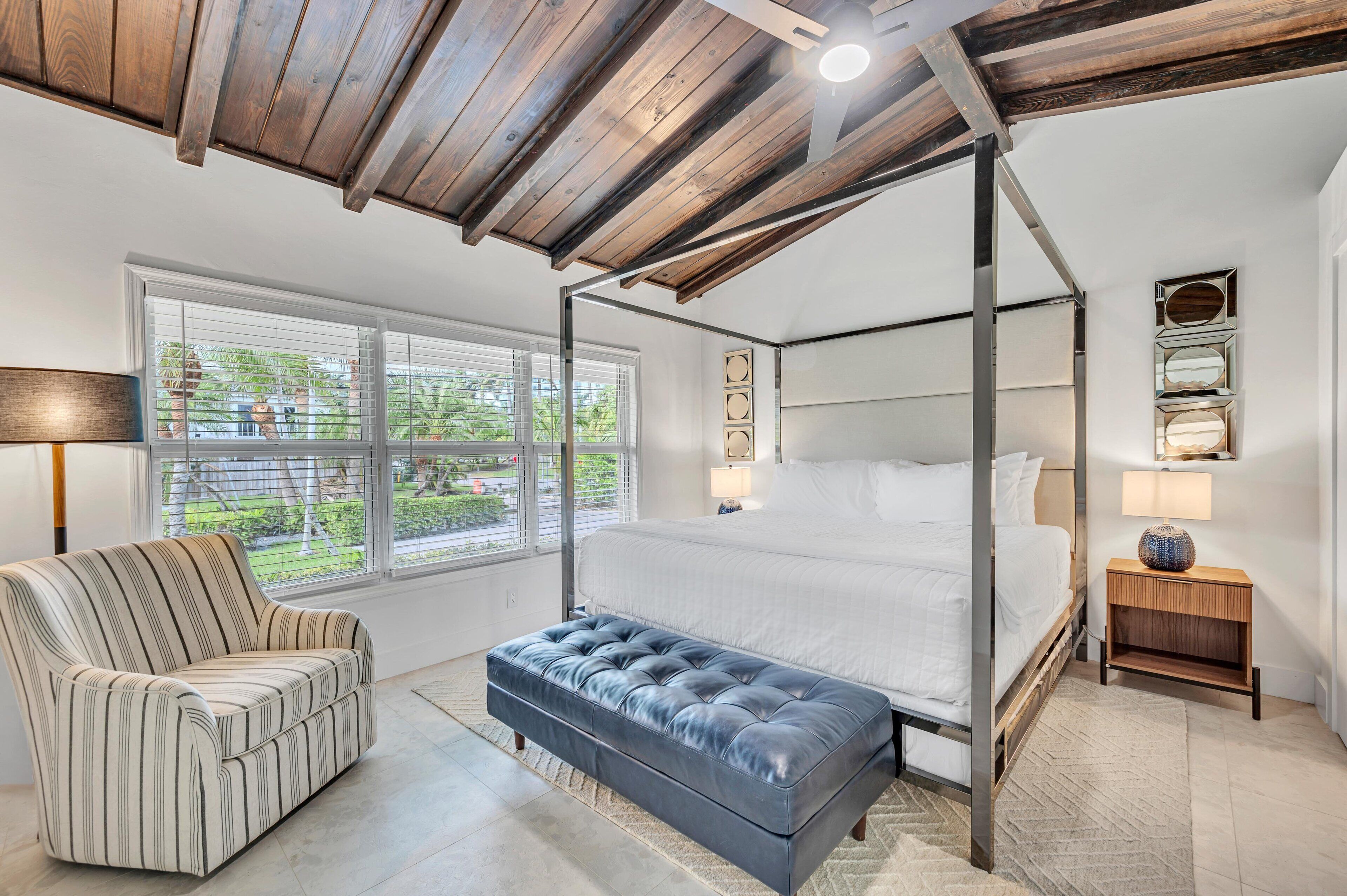 4 sovrum, skrivbord, strykjärn/strykbräda och resesäng