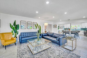 Smart-TV, Bücher, Stereoanlage, Arbeitsbereiche