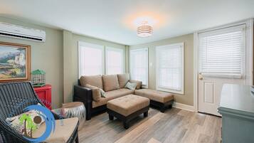 House | 2 bedrooms, iron/ironing board, free WiFi