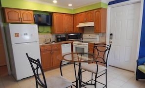 Kondominium (Windy Hill Villa A) | Dapur pribadi | Lemari es, microwave, kompor, dan mesin pencuci piring
