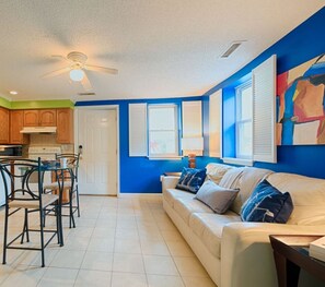 Appartement (Windy Hill Villa A) | Woonkamer | Flatscreentelevisie en een dvd-speler