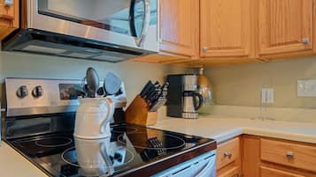 Apartamento (Windy Hill Villa 1 - Beach Barnacle) | Cocina privada | Cafetera o tetera