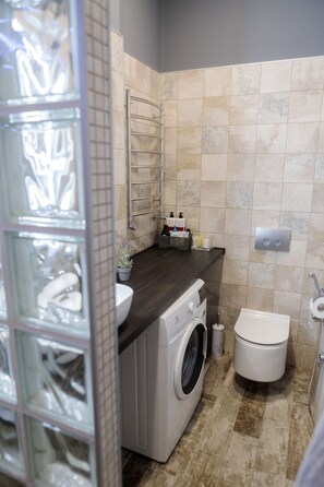 Kostenlose Toilettenartikel, Haartrockner, Hausschuhe, Handtücher