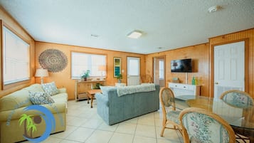 House | Living room | Flat-screen TV, DVD player
