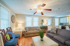 House | Living room - CG Cottage Up (North Myrtle Beach)