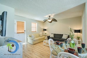 Apartment (Windy Hill Villa 2 - Beach Retreat) | Wohnzimmer | Flachbildfernseher